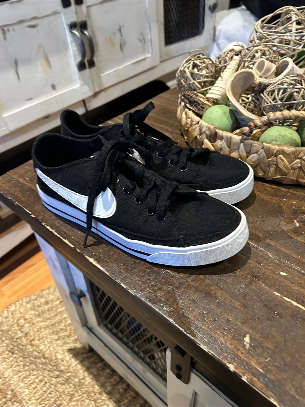 Nike women’s legacy court size 8 sneakers